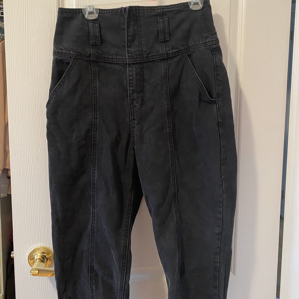 Black highwaisted jeans